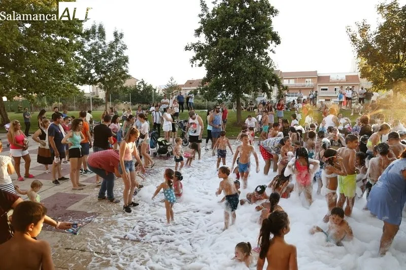 Foto 8 - Los m&aacute;s j&oacute;venes se divierten al m&aacute;ximo con la fiesta de la espuma en Carbajosa