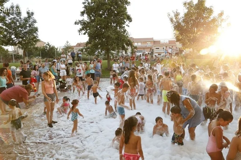 Foto 7 - Los m&aacute;s j&oacute;venes se divierten al m&aacute;ximo con la fiesta de la espuma en Carbajosa