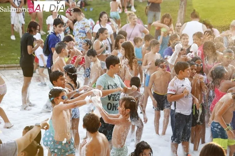 Foto 6 - Los m&aacute;s j&oacute;venes se divierten al m&aacute;ximo con la fiesta de la espuma en Carbajosa