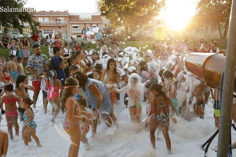 Foto 5 - Los m&aacute;s j&oacute;venes se divierten al m&aacute;ximo con la fiesta de la espuma en Carbajosa