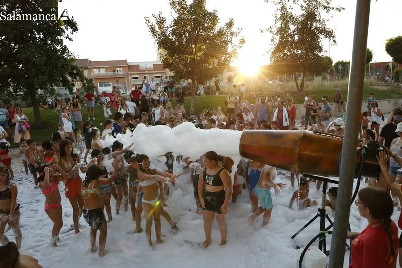 Foto 4 - Los m&aacute;s j&oacute;venes se divierten al m&aacute;ximo con la fiesta de la espuma en Carbajosa