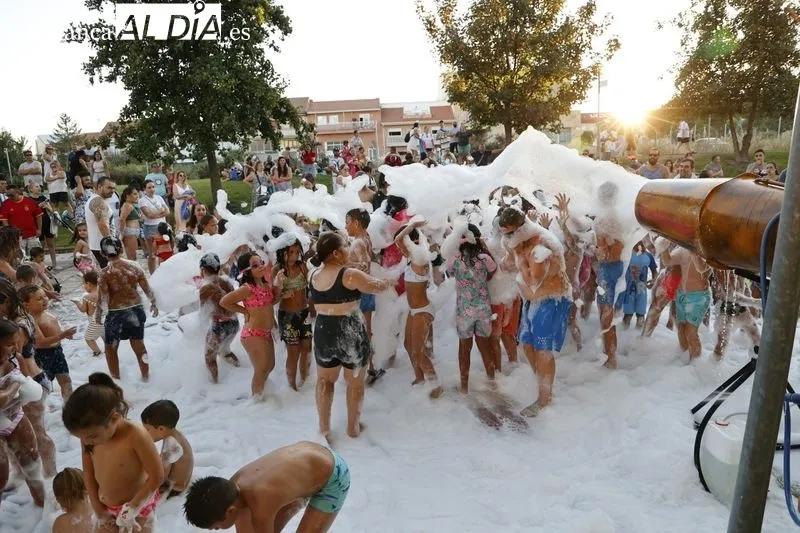 Foto 3 - Los m&aacute;s j&oacute;venes se divierten al m&aacute;ximo con la fiesta de la espuma en Carbajosa