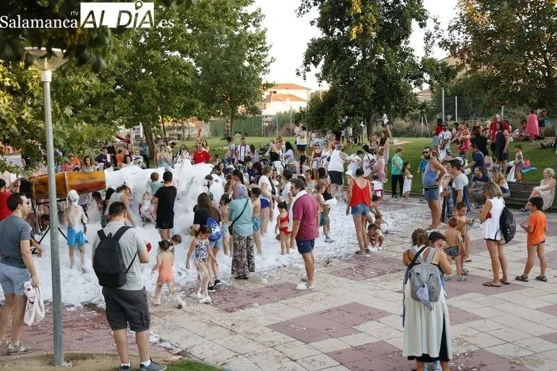 Foto 2 - Los m&aacute;s j&oacute;venes se divierten al m&aacute;ximo con la fiesta de la espuma en Carbajosa
