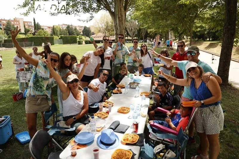 Foto 5 - Los vecinos de Carbajosa no fallan a su cita con la tradicional paellada