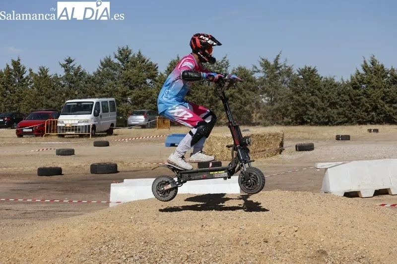 Primera jornada de la I Copa Nacional Off Road de patinetes y monociclos eléctricos que se disputa en Mozárbez. Fotos: David Sañudo