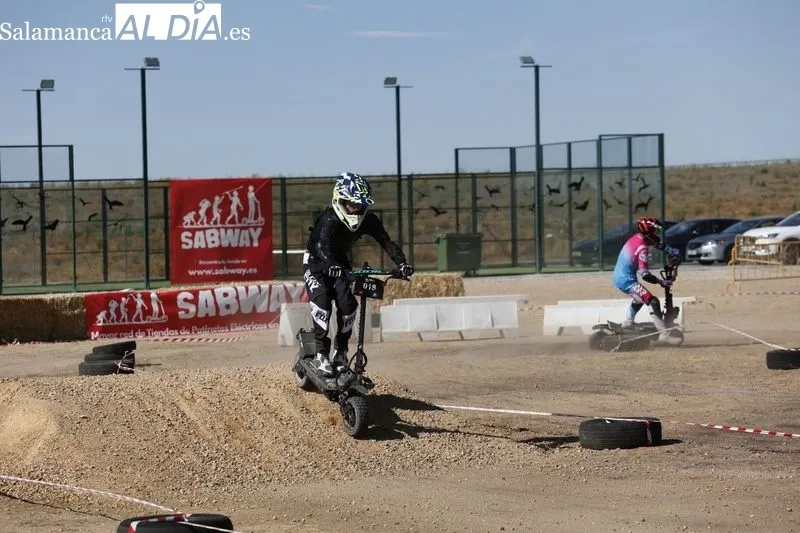 Primera jornada de la I Copa Nacional Off Road de patinetes y monociclos eléctricos que se disputa en Mozárbez. Fotos: David Sañudo