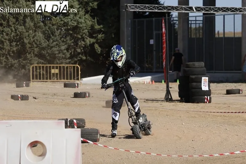 Primera jornada de la I Copa Nacional Off Road de patinetes y monociclos eléctricos que se disputa en Mozárbez. Fotos: David Sañudo