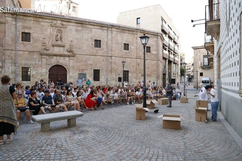 La compañía Saldaña y Carioca representan ‘¿Dónde está Tomás’ en la plaza de San Boal. Fotos: David Sañudo