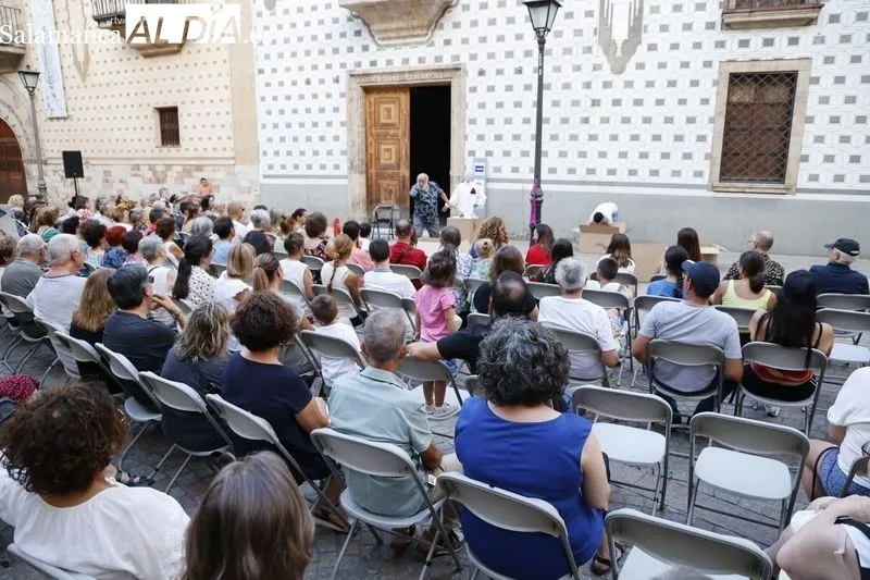 La compañía Saldaña y Carioca representan ‘¿Dónde está Tomás’ en la plaza de San Boal. Fotos: David Sañudo