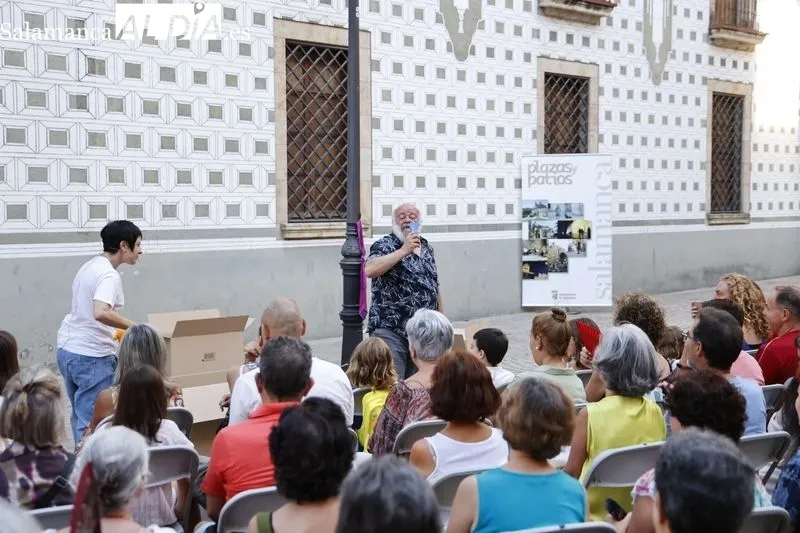 La compañía Saldaña y Carioca representan ‘¿Dónde está Tomás’ en la plaza de San Boal. Fotos: David Sañudo
