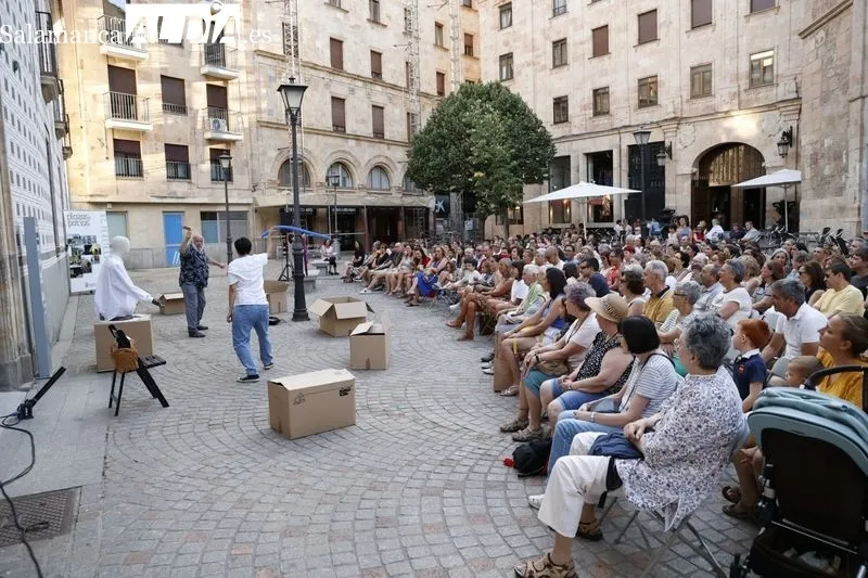 La compañía Saldaña y Carioca representan ‘¿Dónde está Tomás’ en la plaza de San Boal. Fotos: David Sañudo