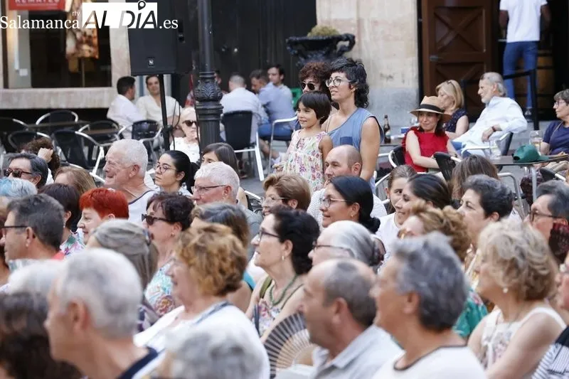 La compañía Saldaña y Carioca representan ‘¿Dónde está Tomás’ en la plaza de San Boal. Fotos: David Sañudo