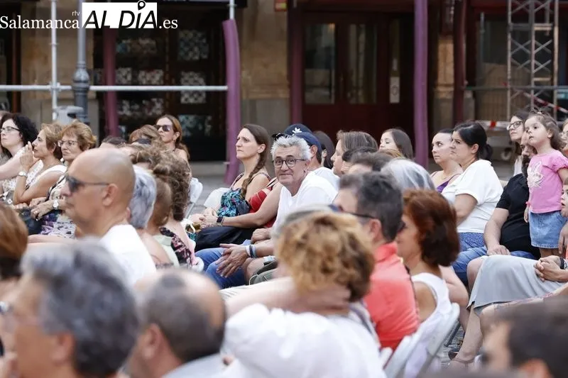 La compañía Saldaña y Carioca representan ‘¿Dónde está Tomás’ en la plaza de San Boal. Fotos: David Sañudo