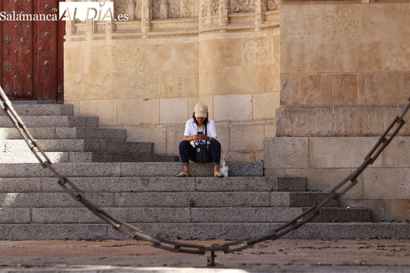 El centro de Salamanca este domingo, el primer día de la nueva ola de calor. Fotos: David Sañudo
