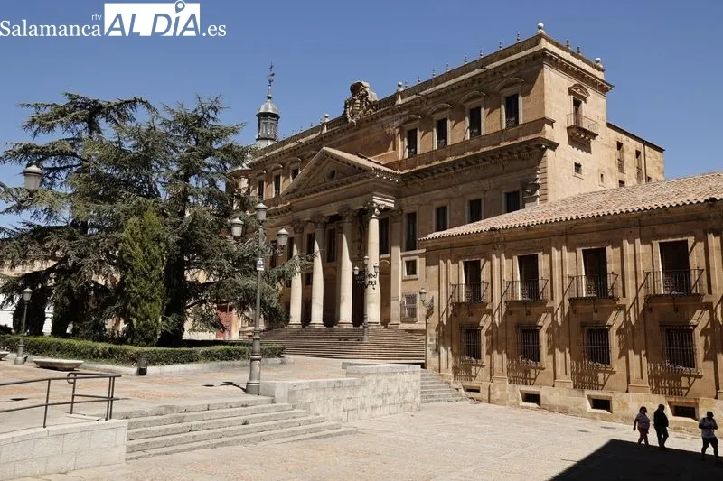 El centro de Salamanca este domingo, el primer día de la nueva ola de calor. Fotos: David Sañudo