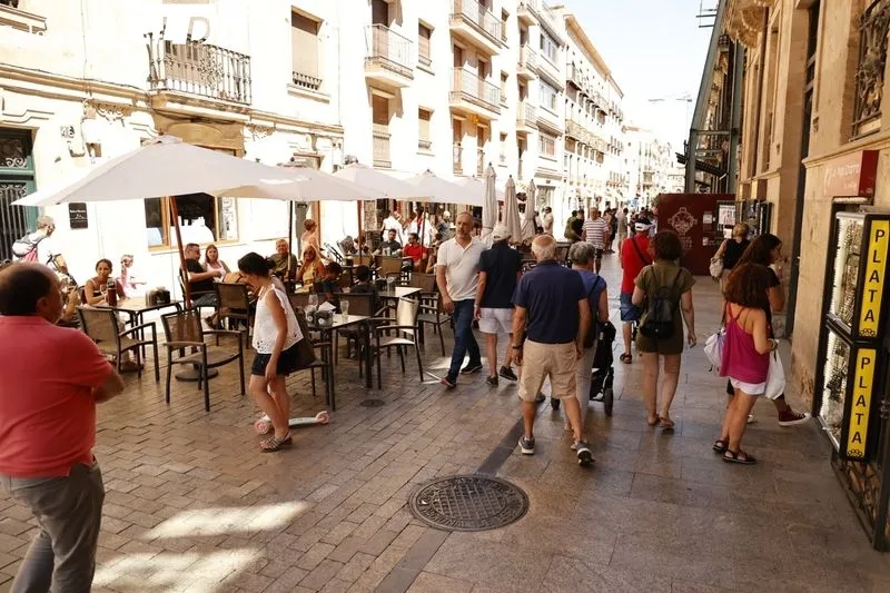 El centro de Salamanca este domingo, el primer día de la nueva ola de calor. Fotos: David Sañudo