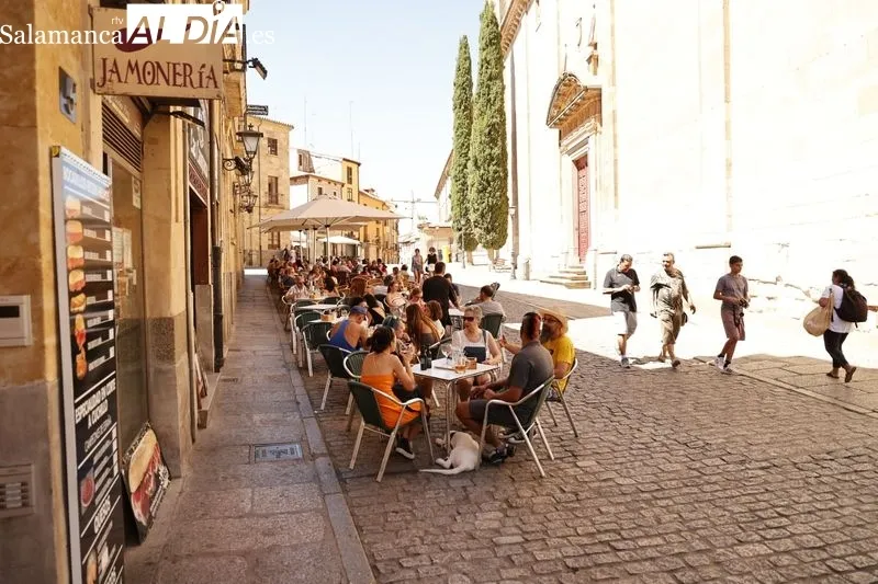El centro de Salamanca este domingo, el primer día de la nueva ola de calor. Fotos: David Sañudo