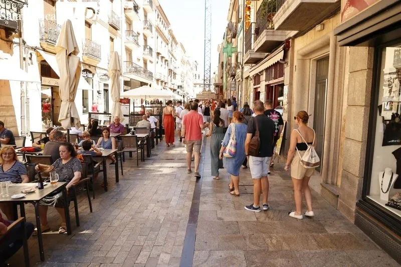 El centro de Salamanca este domingo, el primer día de la nueva ola de calor. Fotos: David Sañudo