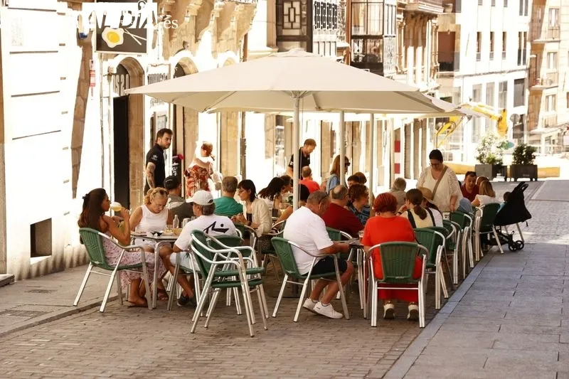 El centro de Salamanca este domingo, el primer día de la nueva ola de calor. Fotos: David Sañudo