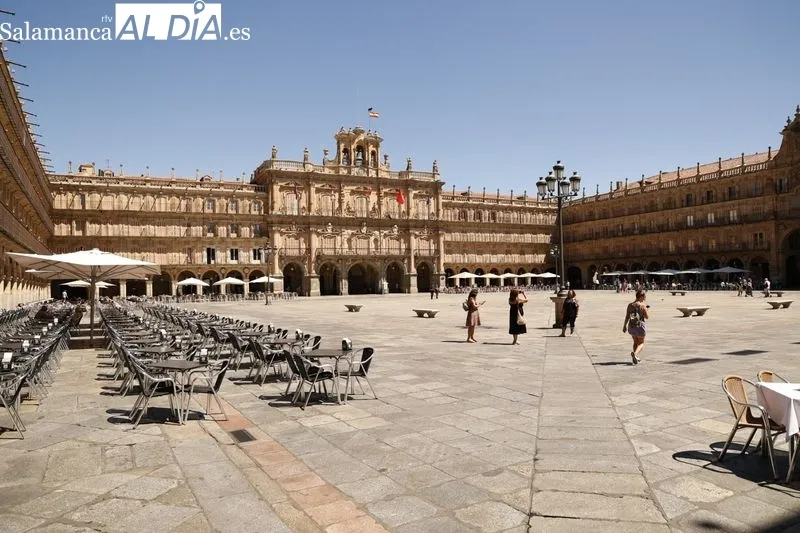 El centro de Salamanca este domingo, el primer día de la nueva ola de calor. Fotos: David Sañudo