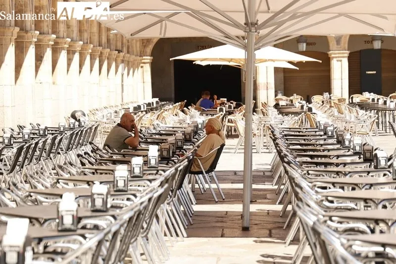 El centro de Salamanca este domingo, el primer día de la nueva ola de calor. Fotos: David Sañudo