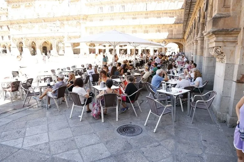 El centro de Salamanca este domingo, el primer día de la nueva ola de calor. Fotos: David Sañudo