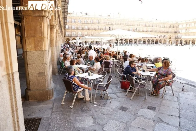 El centro de Salamanca este domingo, el primer día de la nueva ola de calor. Fotos: David Sañudo