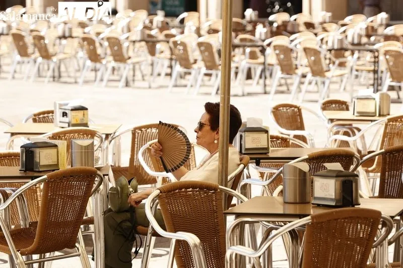 El centro de Salamanca este domingo, el primer día de la nueva ola de calor. Fotos: David Sañudo