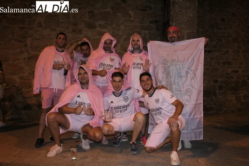 Peñas participantes en la bajada de peñas de la pasada noche en Aldeadávila de la Ribera / SAIRA ANDRÉS
