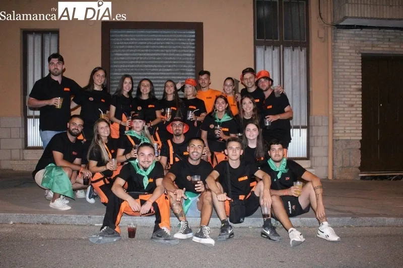 Peñas participantes en la bajada de peñas de la pasada noche en Aldeadávila de la Ribera / SAIRA ANDRÉS