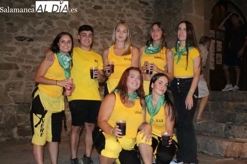 Peñas participantes en la bajada de peñas de la pasada noche en Aldeadávila de la Ribera / SAIRA ANDRÉS