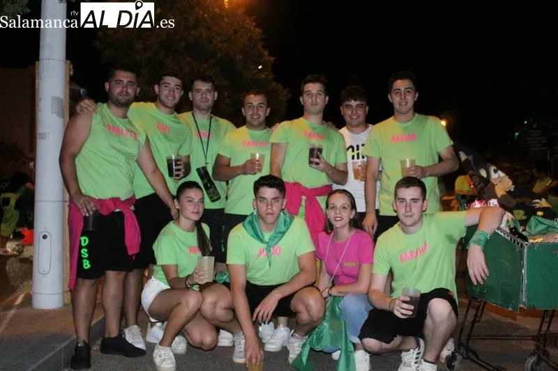 Peñas participantes en la bajada de peñas de la pasada noche en Aldeadávila de la Ribera / SAIRA ANDRÉS