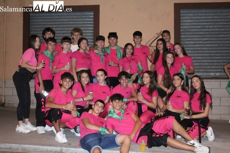 Peñas participantes en la bajada de peñas de la pasada noche en Aldeadávila de la Ribera / SAIRA ANDRÉS