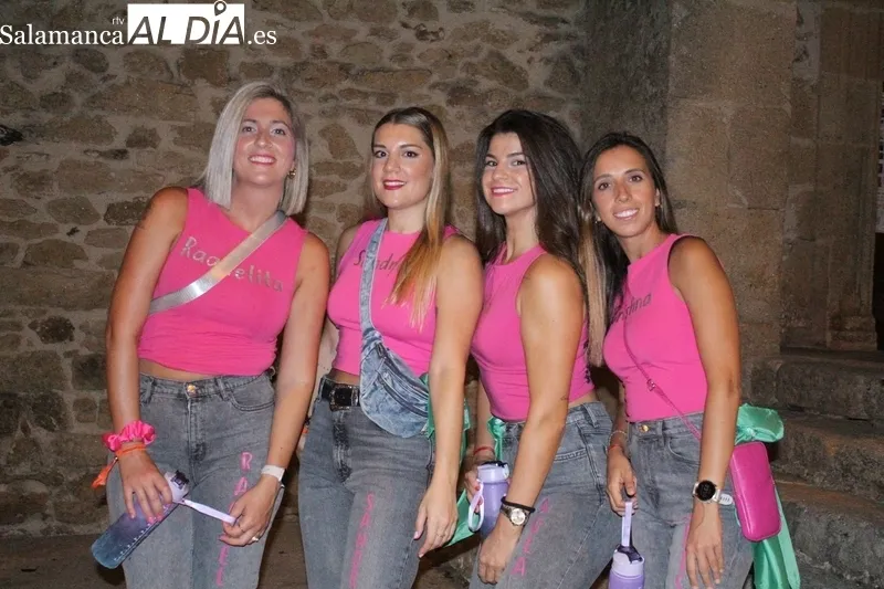 Peñas participantes en la bajada de peñas de la pasada noche en Aldeadávila de la Ribera / SAIRA ANDRÉS