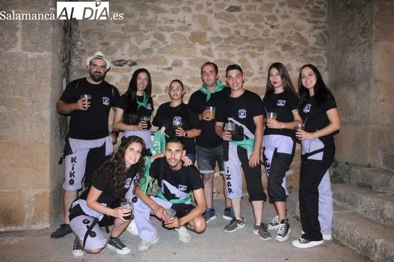 Peñas participantes en la bajada de peñas de la pasada noche en Aldeadávila de la Ribera / SAIRA ANDRÉS