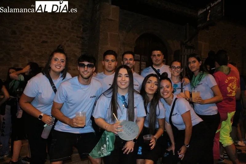 Peñas participantes en la bajada de peñas de la pasada noche en Aldeadávila de la Ribera / SAIRA ANDRÉS