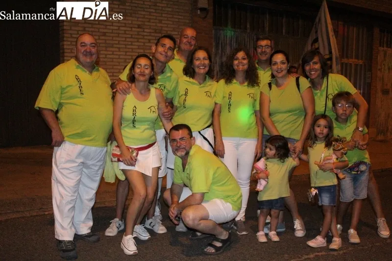 Peñas participantes en la bajada de peñas de la pasada noche en Aldeadávila de la Ribera / SAIRA ANDRÉS