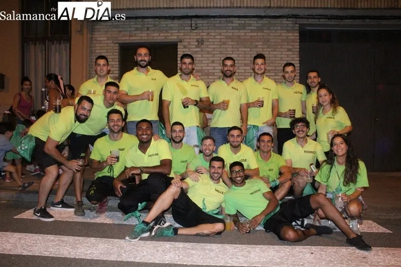 Peñas participantes en la bajada de peñas de la pasada noche en Aldeadávila de la Ribera / SAIRA ANDRÉS