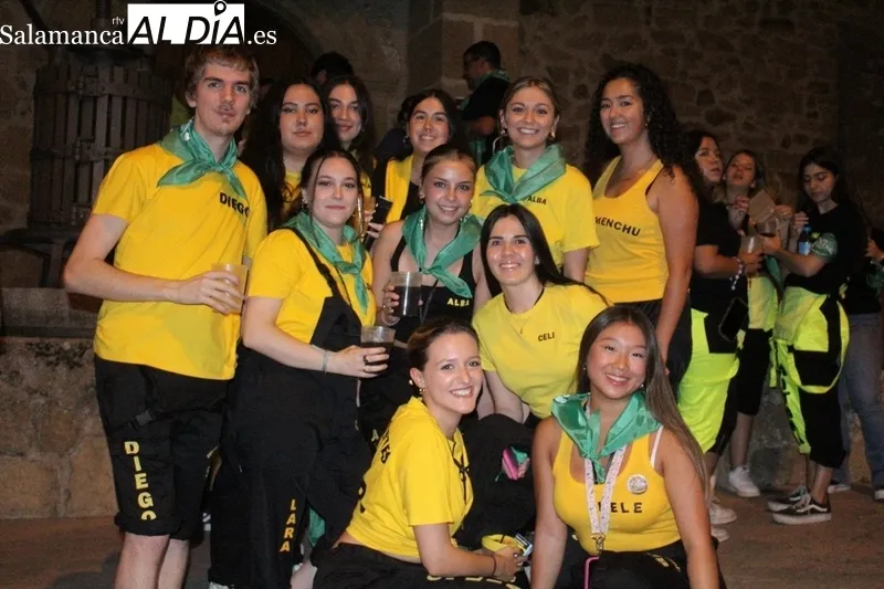 Peñas participantes en la bajada de peñas de la pasada noche en Aldeadávila de la Ribera / SAIRA ANDRÉS