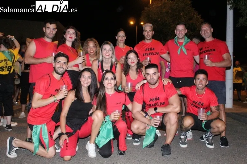 Peñas participantes en la bajada de peñas de la pasada noche en Aldeadávila de la Ribera / SAIRA ANDRÉS
