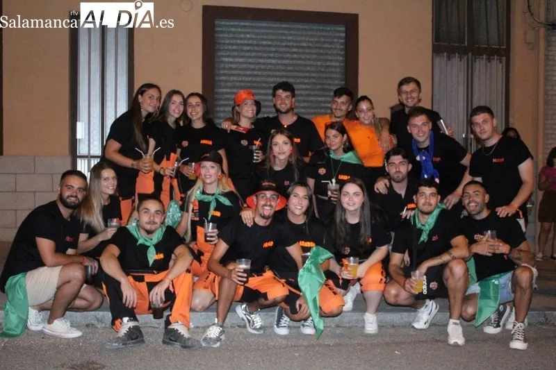 Peñas participantes en la bajada de peñas de la pasada noche en Aldeadávila de la Ribera / SAIRA ANDRÉS