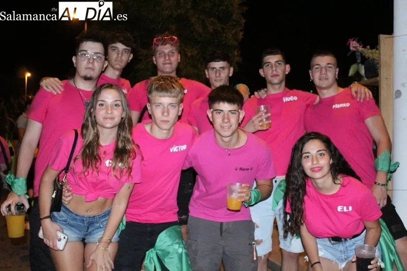 Peñas participantes en la bajada de peñas de la pasada noche en Aldeadávila de la Ribera / SAIRA ANDRÉS
