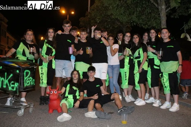Peñas participantes en la bajada de peñas de la pasada noche en Aldeadávila de la Ribera / SAIRA ANDRÉS
