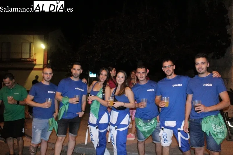 Peñas participantes en la bajada de peñas de la pasada noche en Aldeadávila de la Ribera / SAIRA ANDRÉS