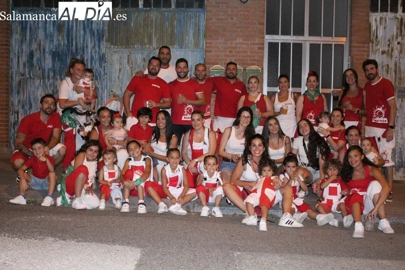 Peñas participantes en la bajada de peñas de la pasada noche en Aldeadávila de la Ribera / SAIRA ANDRÉS