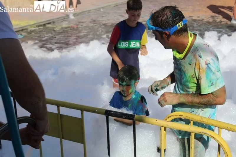 Clase práctica, 'Color party' y Corte de Honor de las fiestas de Aldeadávila / FOTOS: SAIRA ANDRÉS