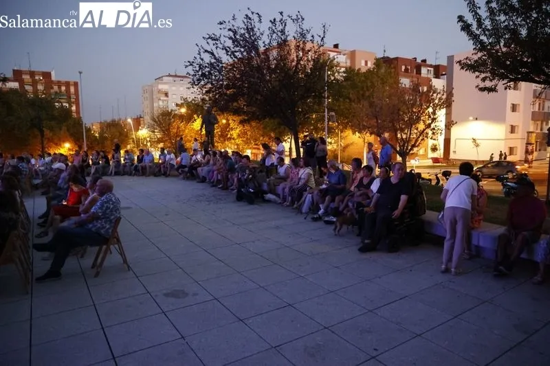 Foto 4 - Richard Ray Farrell llena de ritmo la plaza de la Biblioteca Torrente Ballester