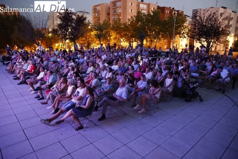 Foto 5 - Richard Ray Farrell llena de ritmo la plaza de la Biblioteca Torrente Ballester