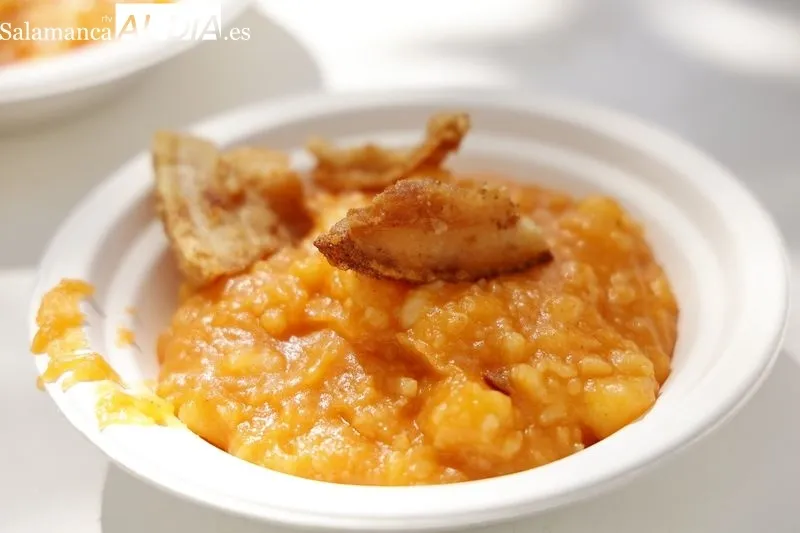 Foto 2 - Los vecinos de Villagonzalo de Tormes degustan una buena comida con patatas meneas para celebrar sus fiestas