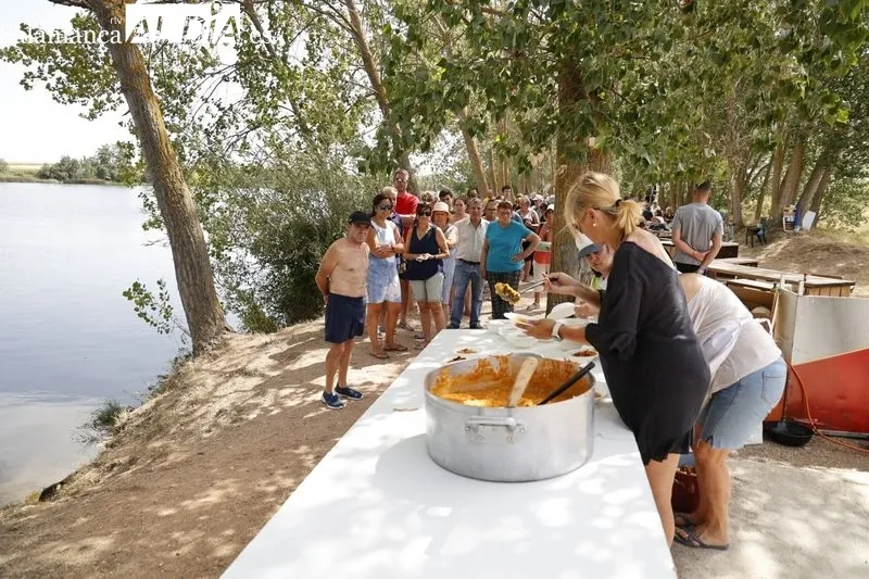 Foto 3 - Los vecinos de Villagonzalo de Tormes degustan una buena comida con patatas meneas para celebrar sus fiestas